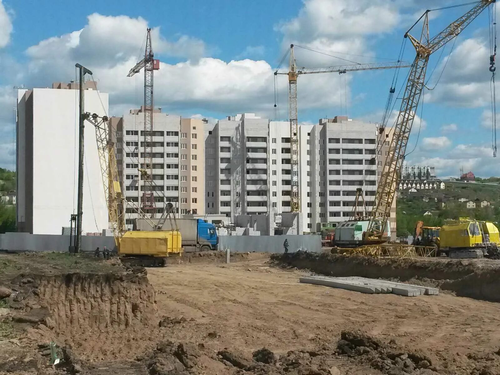 петрова 49 ижевск. стройка домов многоэтажных. недостроенный дом красивый. застройщик достроил дом. застройщики.