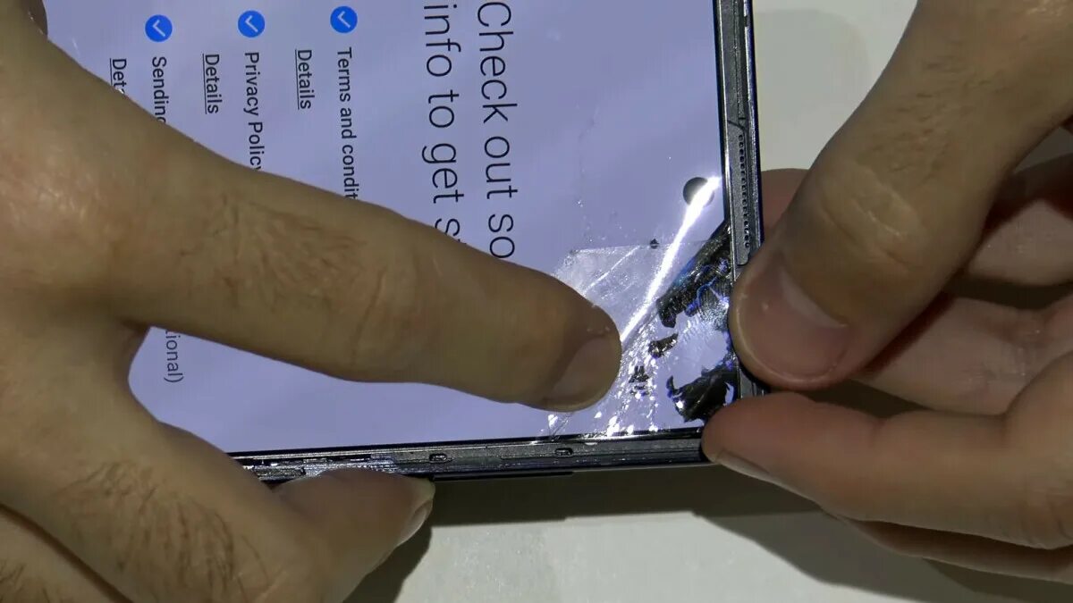 Z flip пленка. Galaxy z Fold отклеилась пленка. Отклеивает защитную пленку. Стекло на z Flip. Samsung Galaxy z Flip разбитый.