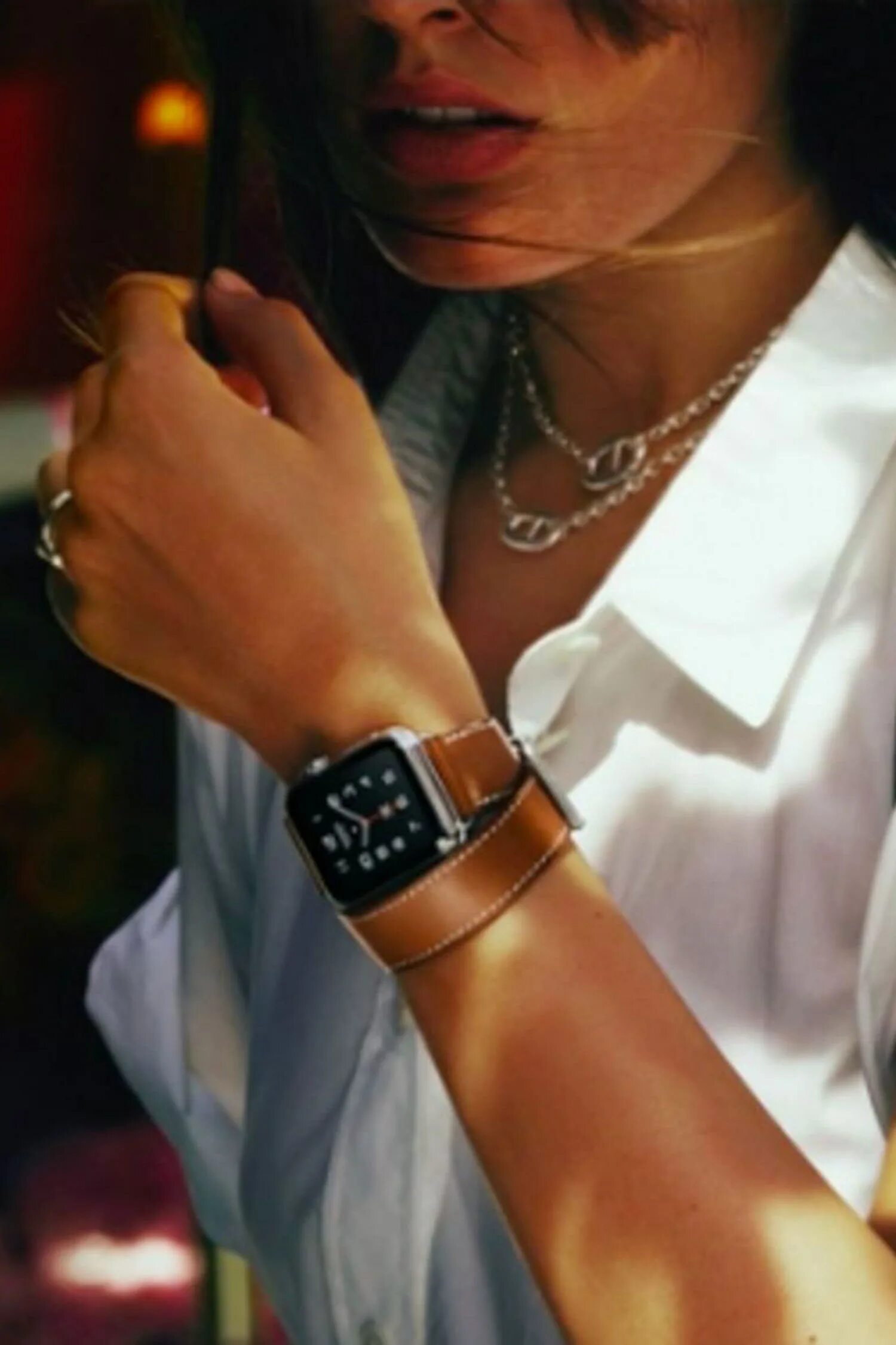 Apple watch 9 hermes. Эппл вотч на руке девушки. Эппл вотч на женской руке 41mm. Apple watch Hermes. Эпл вотч Гермес 8.