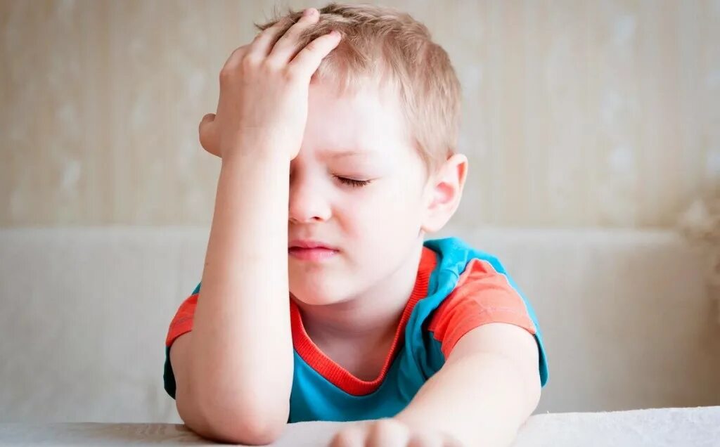 Ребенок жалуется на боль в теле. Жалобы при болях живота. Ребенок жалуется на боль в теле. Причины головной боли у ребенка. Головная боль у детей.