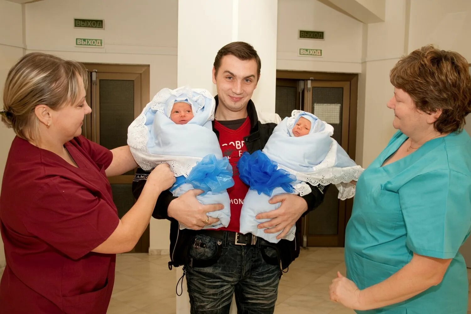 Что нужно новорожденному после выписки. Фотосессия из роддома. Выписка из роддома. Выписка новорожденного из роддома. Выписка из роддома фото.