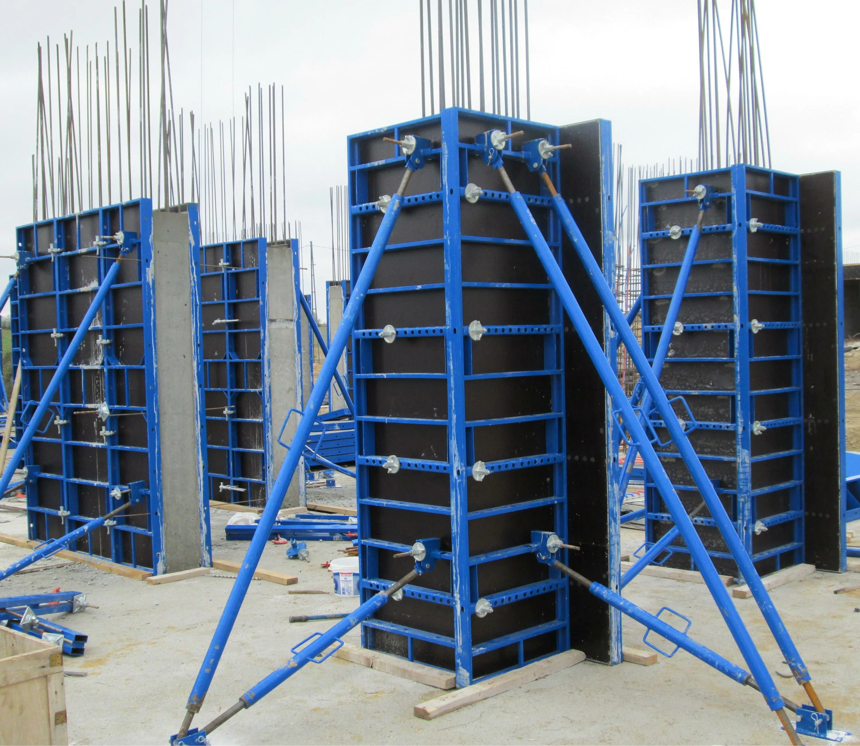 Балочно ригельная опалубка колонн. Опалубочные системы крамос. Балочно ригельная опалубка колонн. 04 опалубка металлическая для колонн. Мелкощитовая опалубка для колонн.