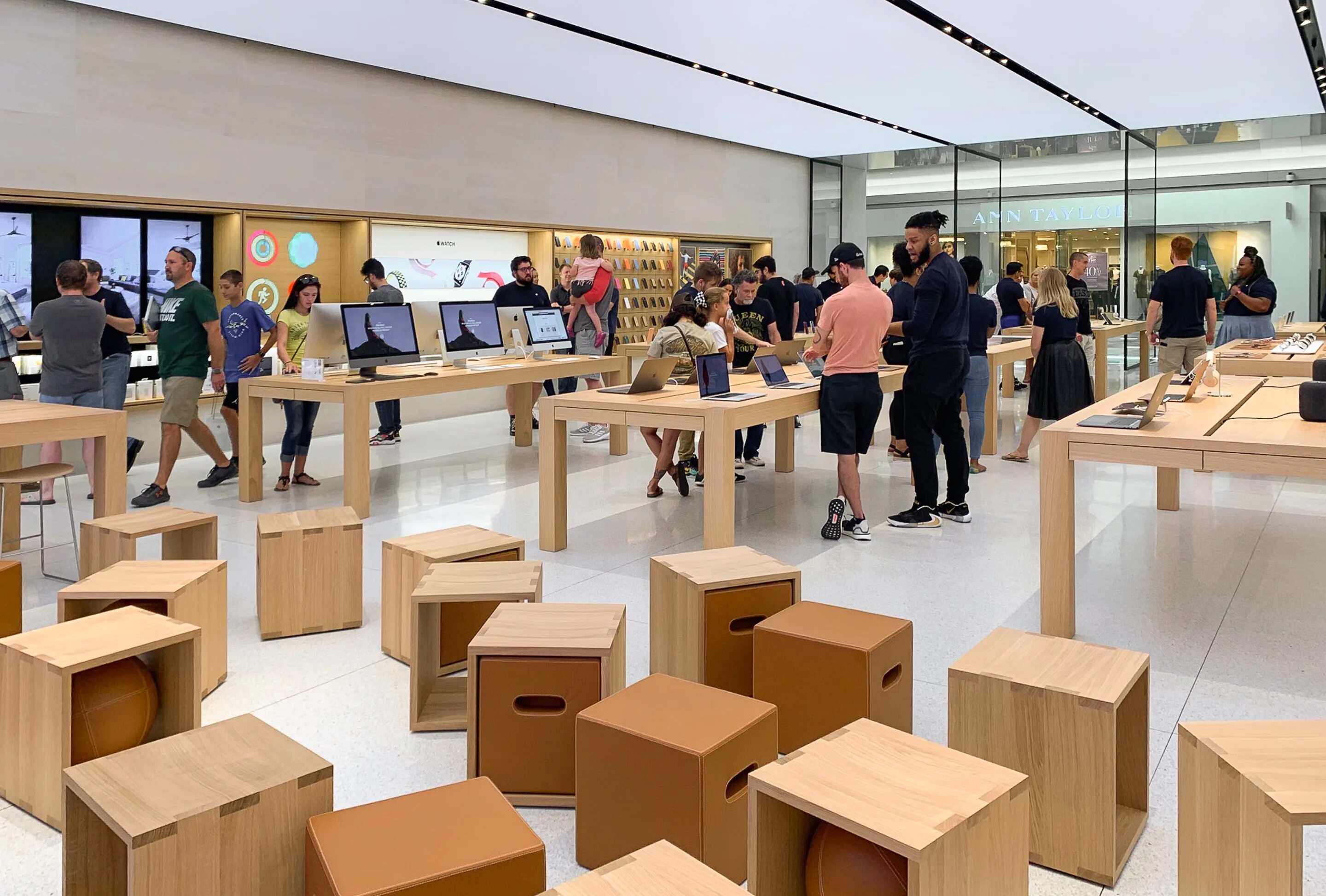 Apple store в нижнем новгороде. Apple store table. apple grade store. apple store рядом. оригинальный магазин эпл.
