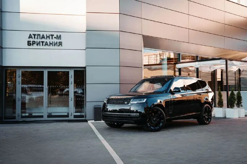 Атлант м британия минск. Атлант м британия минск. Кристина британская м. Автодилеры англия. Автосалон jaguar.