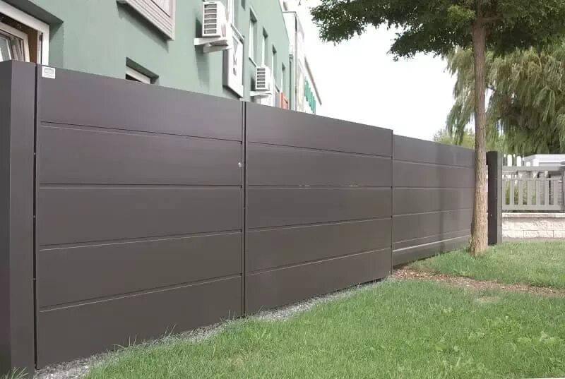 Забор из пластика. Пластиковый забор. Забор сплошной металлический. Полихлорвинил для забора. Дпк забор 3м.