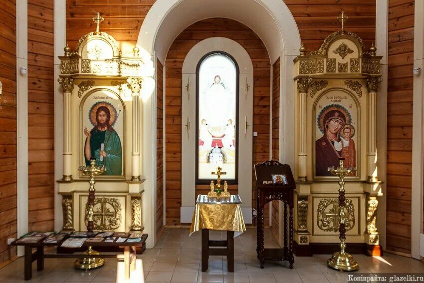 Суздаль преображенская деревянная церковь иконостас. Часовня серапиона изборского. Что делают в часовне. Маленькие часовни из дерева. Акманай деревянная часовня часовая.