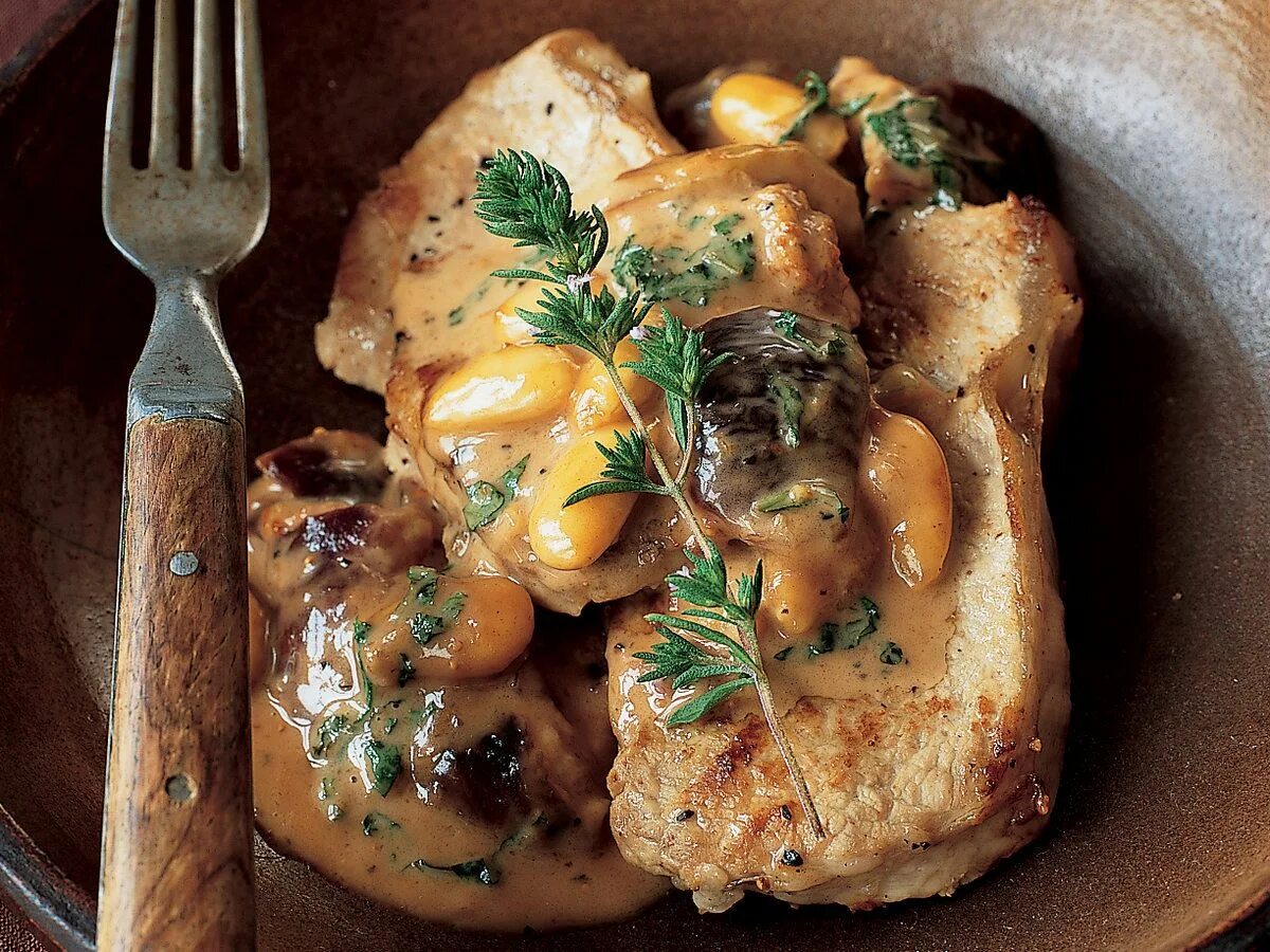 медальоны в сливочном соусе. медальоны в соусе. телятина демиглас. медальоны из свинины в ресторане. медальоны в соусе.