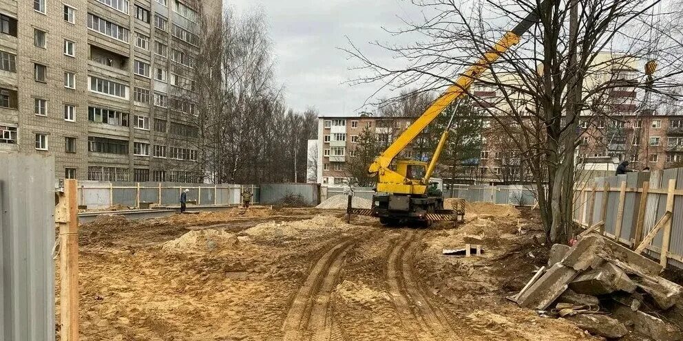 Стройка вблизи. Точечная застройка. Новый корпус онкологической больницы ярославль. Строительство по ярославке. Строительный ярославль.