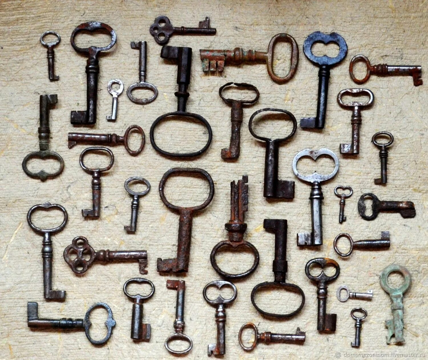 Куплю старые ключи. Старинные ключи от сундуков. Ключик от шкатулки. Ключик от шкатулки 19 век. Старинные ключи купить.