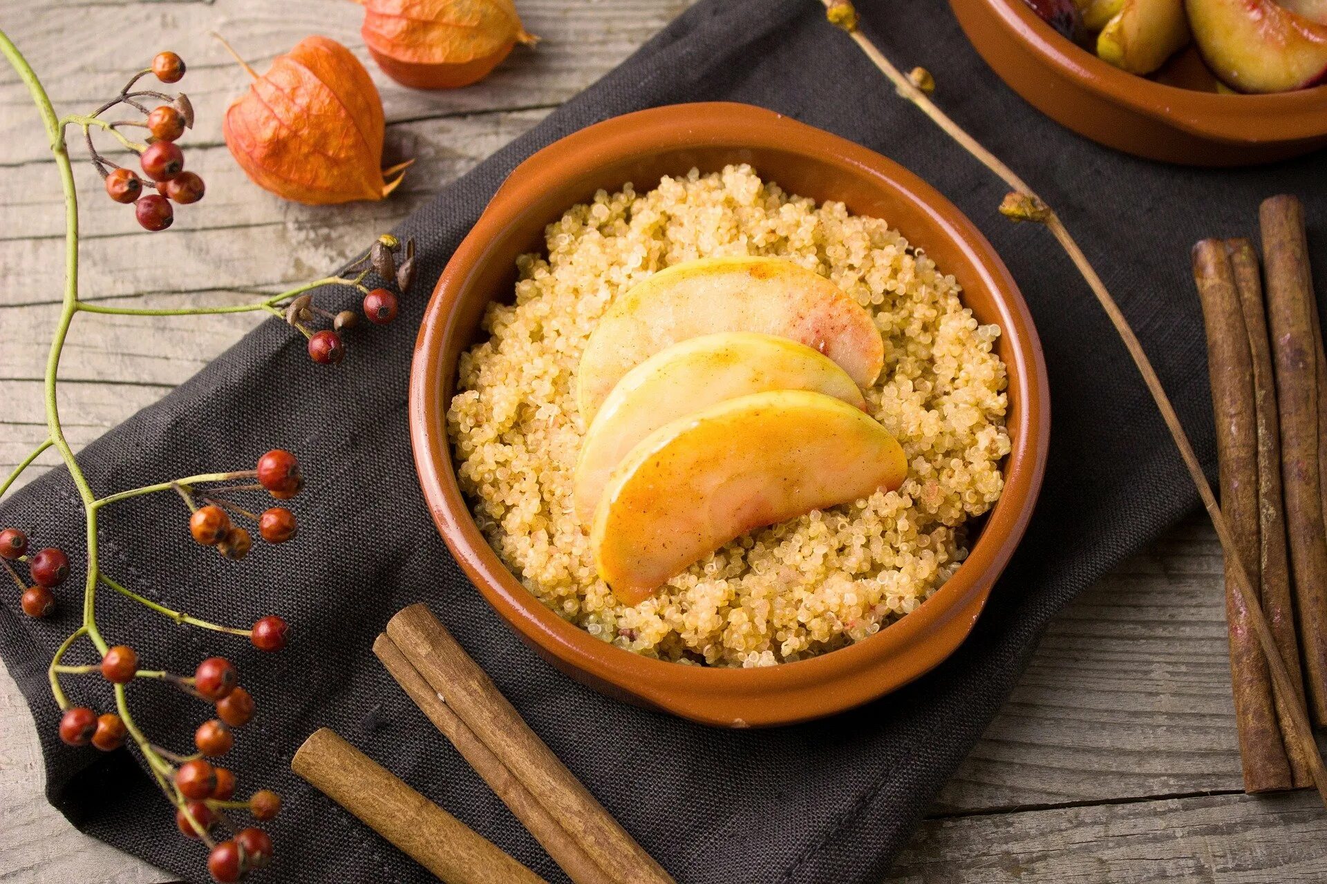 Каши рецепты с фото. Каша из киноа. Киноа с яблоком и корицей. Каша из киноа с яблоком и корицей. Апельсиновое киноа.