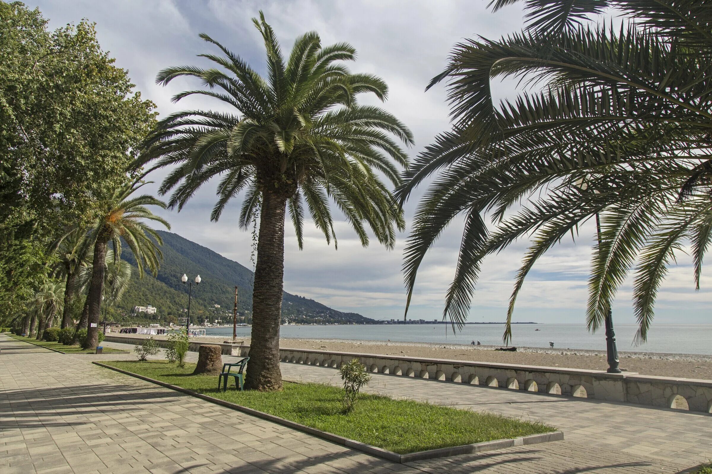 Набережная гагры абхазия 2023. Гагры абхазия. Гагрская колоннада абхазия. Достромечательности абхазия гагры. Новая колоннада в гаграх.