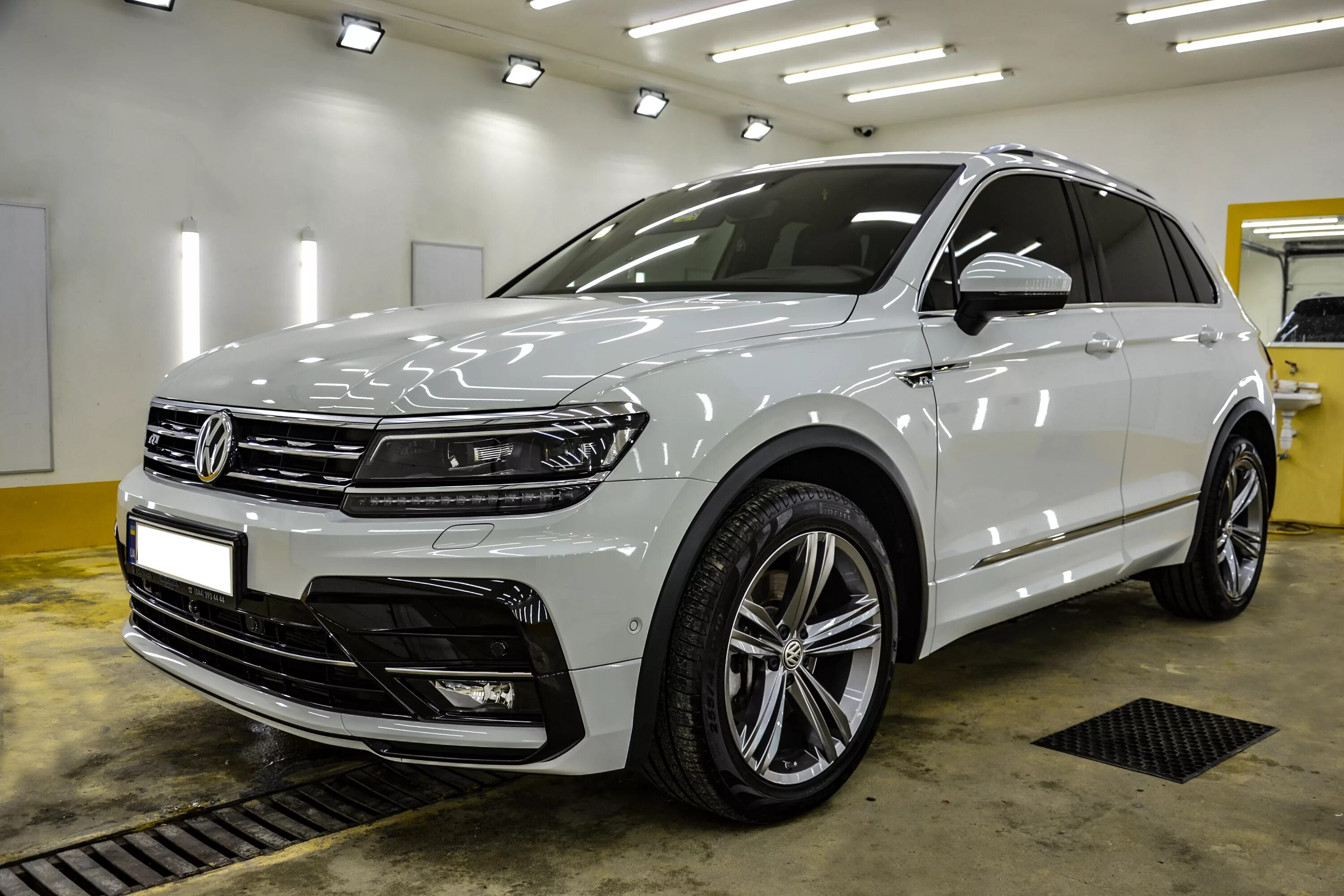 Vw r line. VW Tiguan r-line. Volkswagen Tiguan r line. VW Tiguan 2 r line. Volkswagen Tiguan 2019 r line.