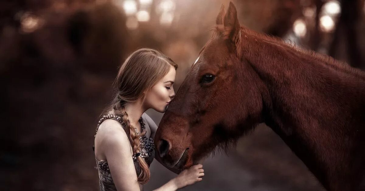 Кони сказки девочку. Девочка на лошади. Девушка с лошадкой. Девушка целует лошадь. Фото с лошадьми девушки.