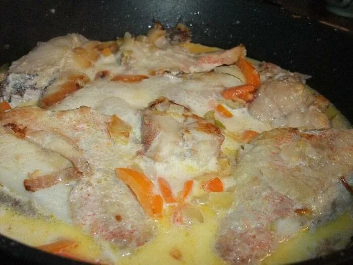 Рыба тушеная на сковороде. Рыба тушёная с овощами на сковороде. Тушение рыбы. Тушеная рыба рецепт с фото. Тушеная рыба рецепт с фото.