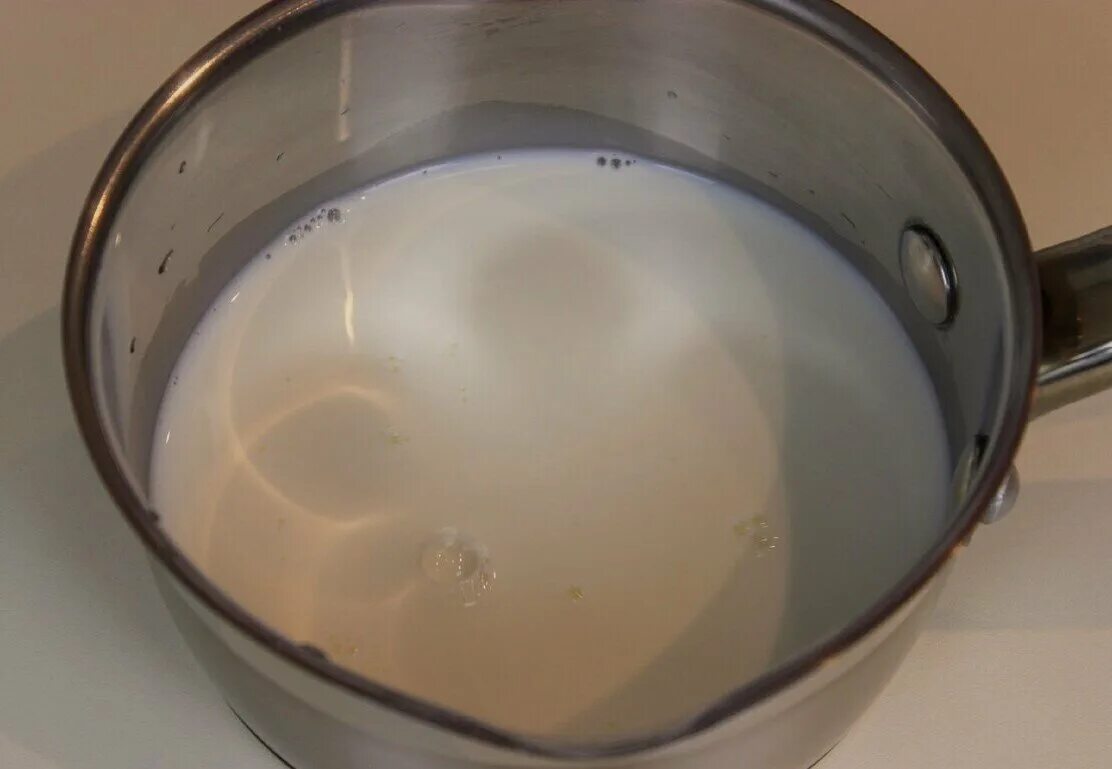 Миска с молоком. Кипяченое молоко. Горячая вода с молоком. Пар от горячего молока. Молоко в кастрюле.