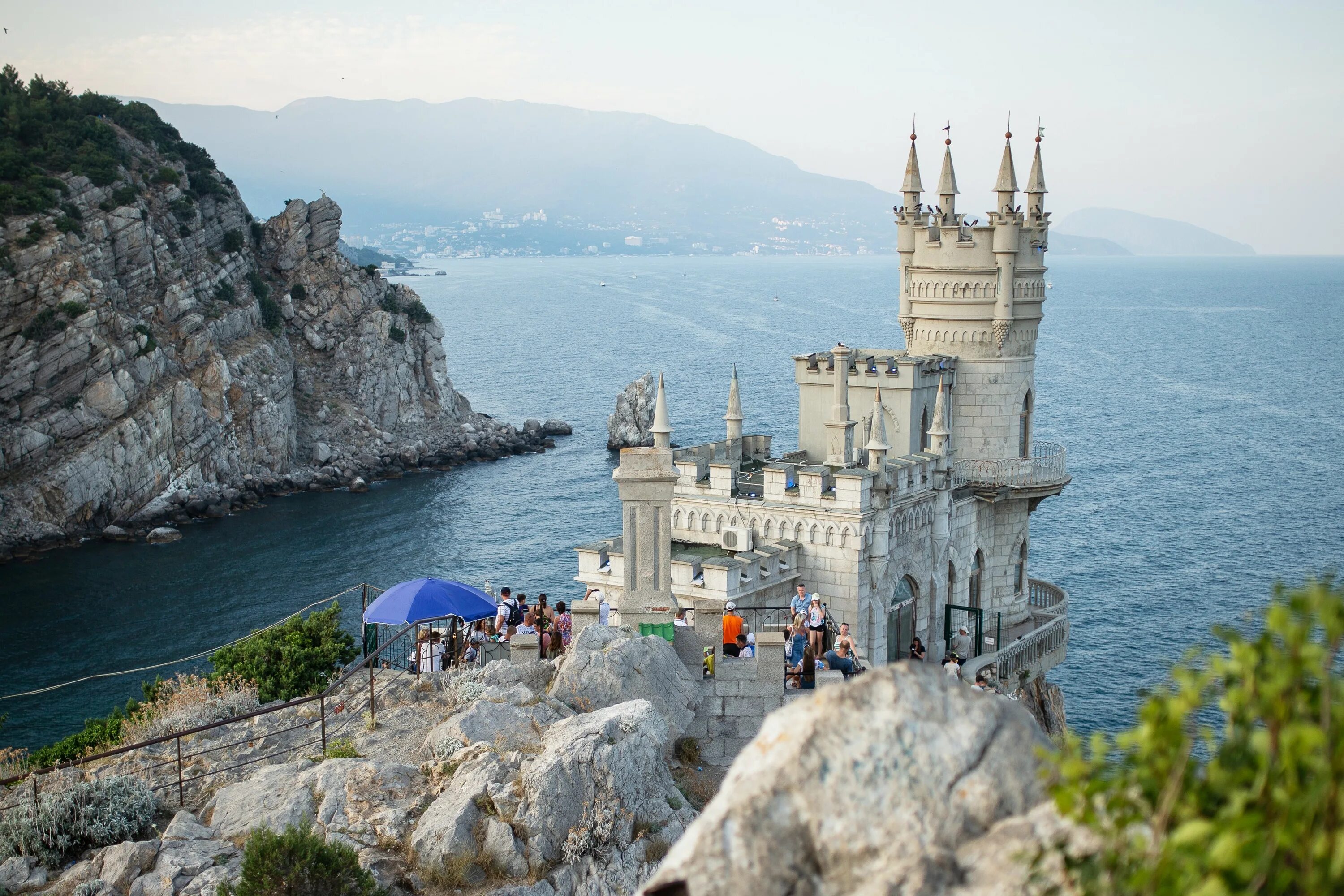 керчь ласточкино гнездо. алушта ласточкино гнездо. крымский полуостров природа ялта. мыс капчик крым. достопримечательности крыма ласточкино гнездо.