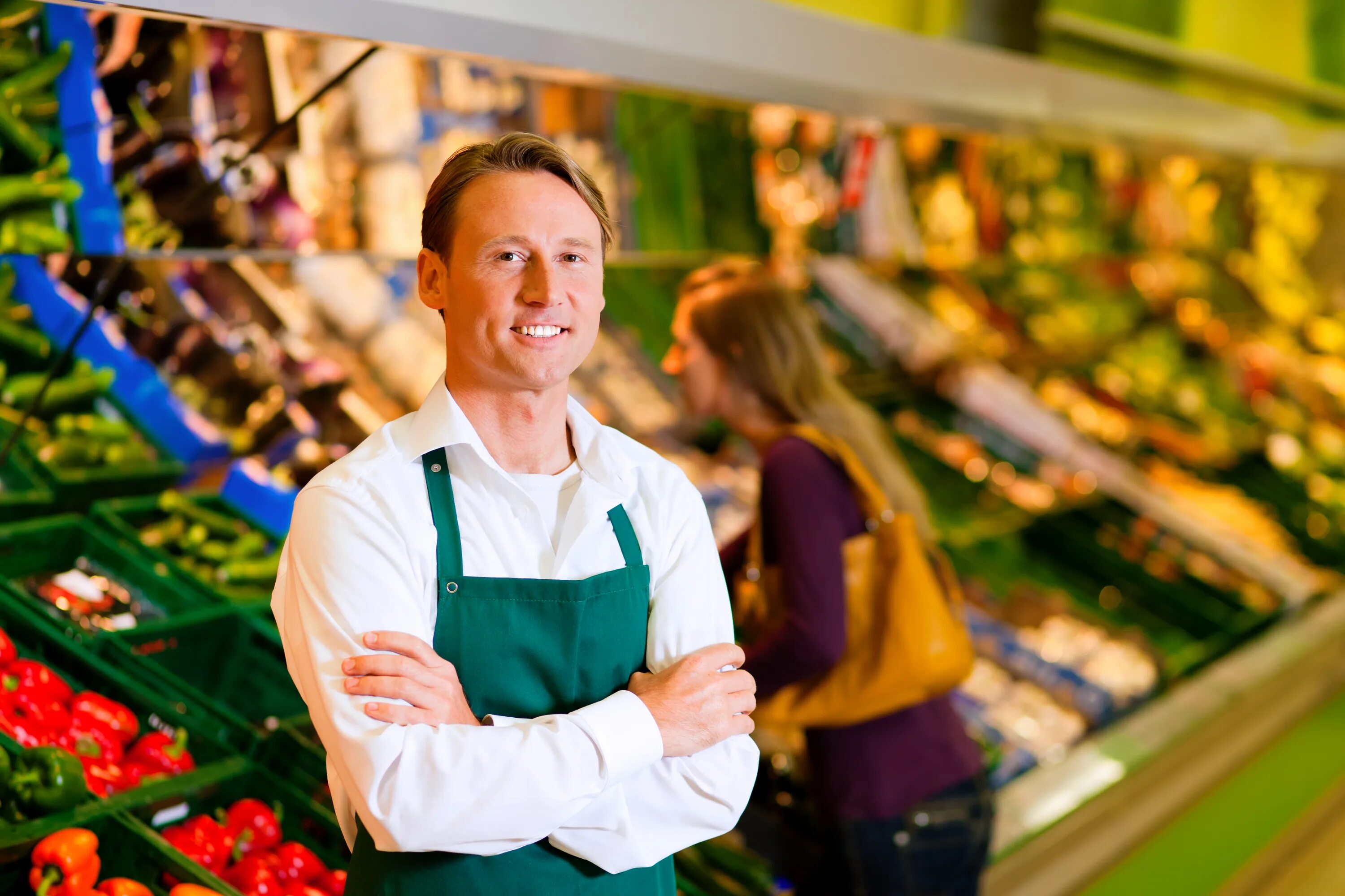 He work in a shop. Продавец. Продавец в продуктовый магазин. Работник супермаркета. Продавец в магазине продуктов.