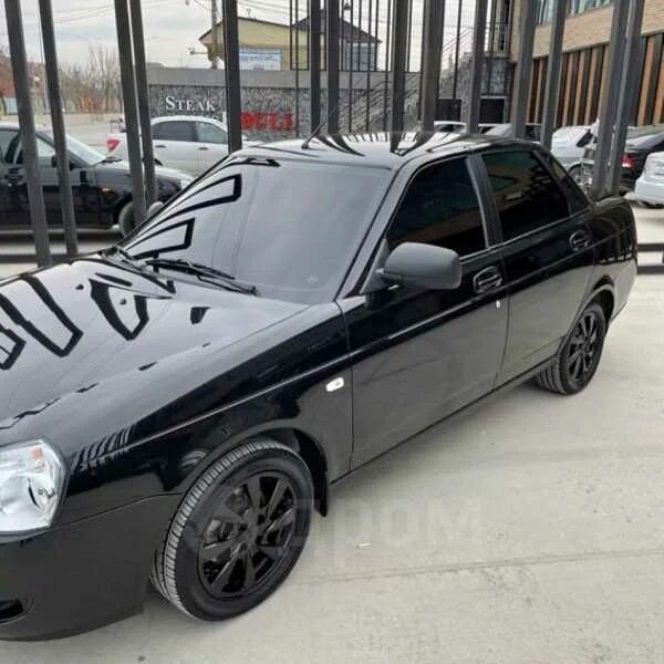 Приора 2 двигатель люкс. Приора 2015 черная люкс. Приора 2015 год продается дагестан. Приора хасавюрте. Черная машина.