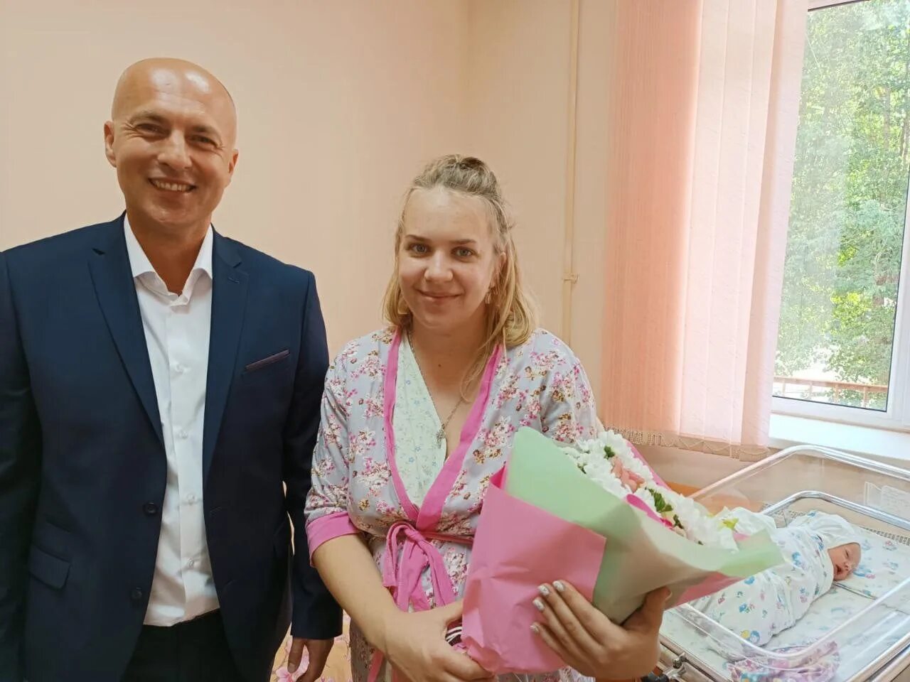 Телефон роддом великий новгород. Родители года. новорождённая девочка в роддоме. главное здоровье малыша.