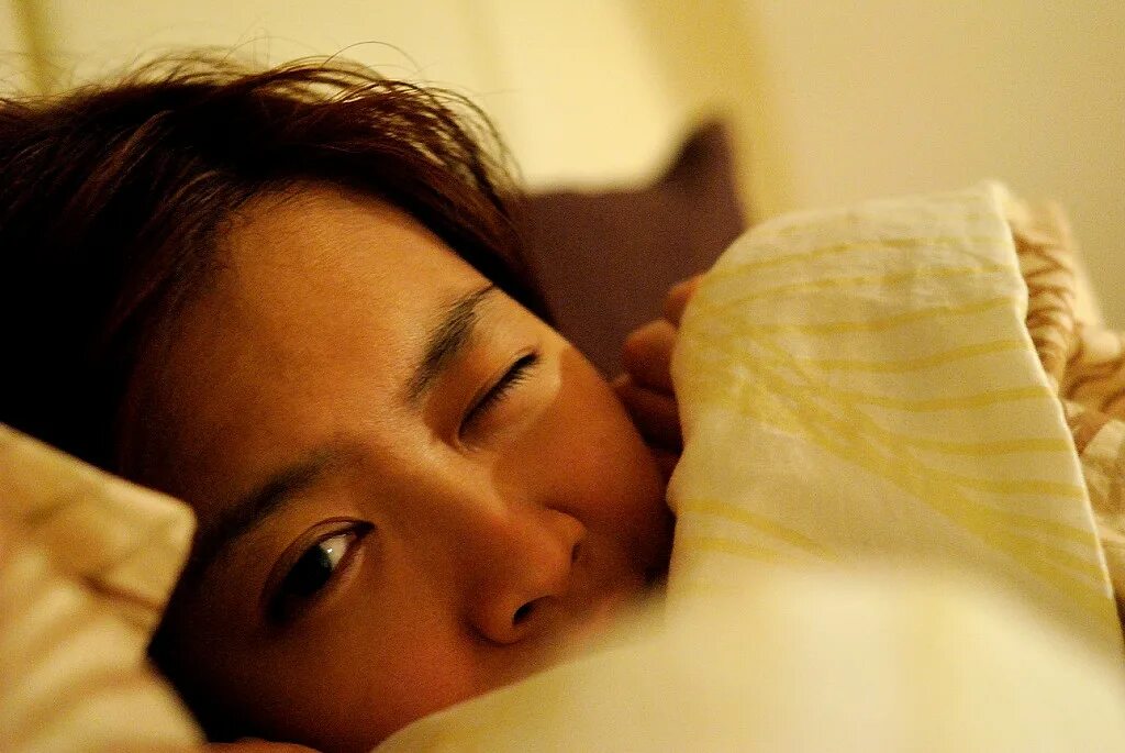 1 when you to sleep. Sleep with one Eye open. Sleep with open Eyes. Спит закрыв один глаз. Sleep with open Eyes Sleep.