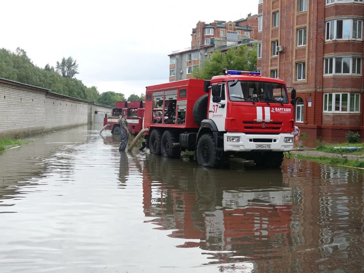 Откачка воды шахты. Машина для откачки воды при наводнении. Наводнение в Уссурийске 2017. Пожарные при наводнении откачивают воду. АЦ откачивание воды в ЧС.