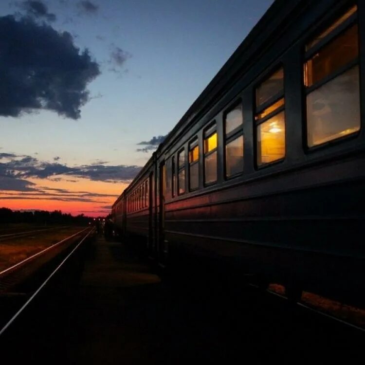 Поезд вдали. Уходящий поезд. Уезжающий поезд. Поезд вечером. Последний вагон поезда.