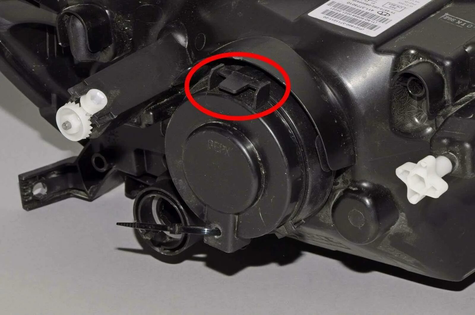 Гранта крепеж передней фары. Крепление передней фары ваз гранта. Лампа ближнего света 2190. Крепление фары гранта фл. Лампа дальнего света лада гранта.