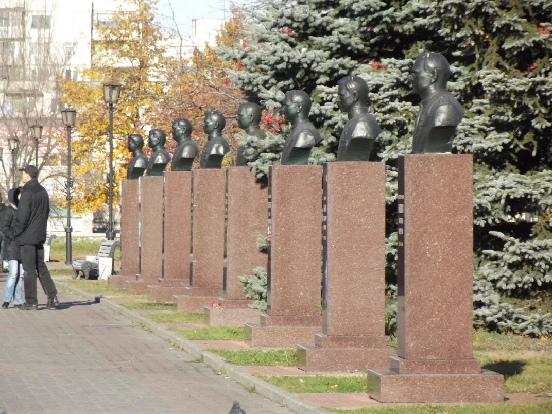 Памятник 17 героям старый оскол. Аллея славы героев советского союза в старом осколе. аллея героев старый оскол. аллея героев советского союза монумент славы. памятник аллея славы старый оскол.