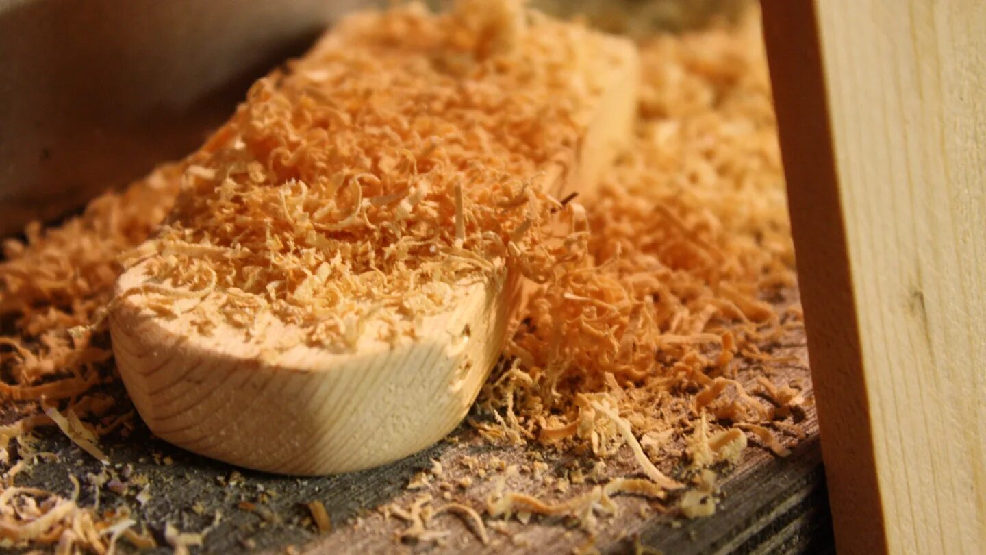 Работа со стружкой. Древесная стружка текстура. Работа со стружкой. Фон дерево. Древесная стружка на столе.