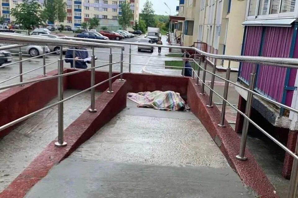 Метро первомайская человек упал на рельсы в москве. Упал человек первомайская. Упал человек первомайская. Упавшая женщина в якутске с 8 этажа. Человек упал на рельсы в метро.
