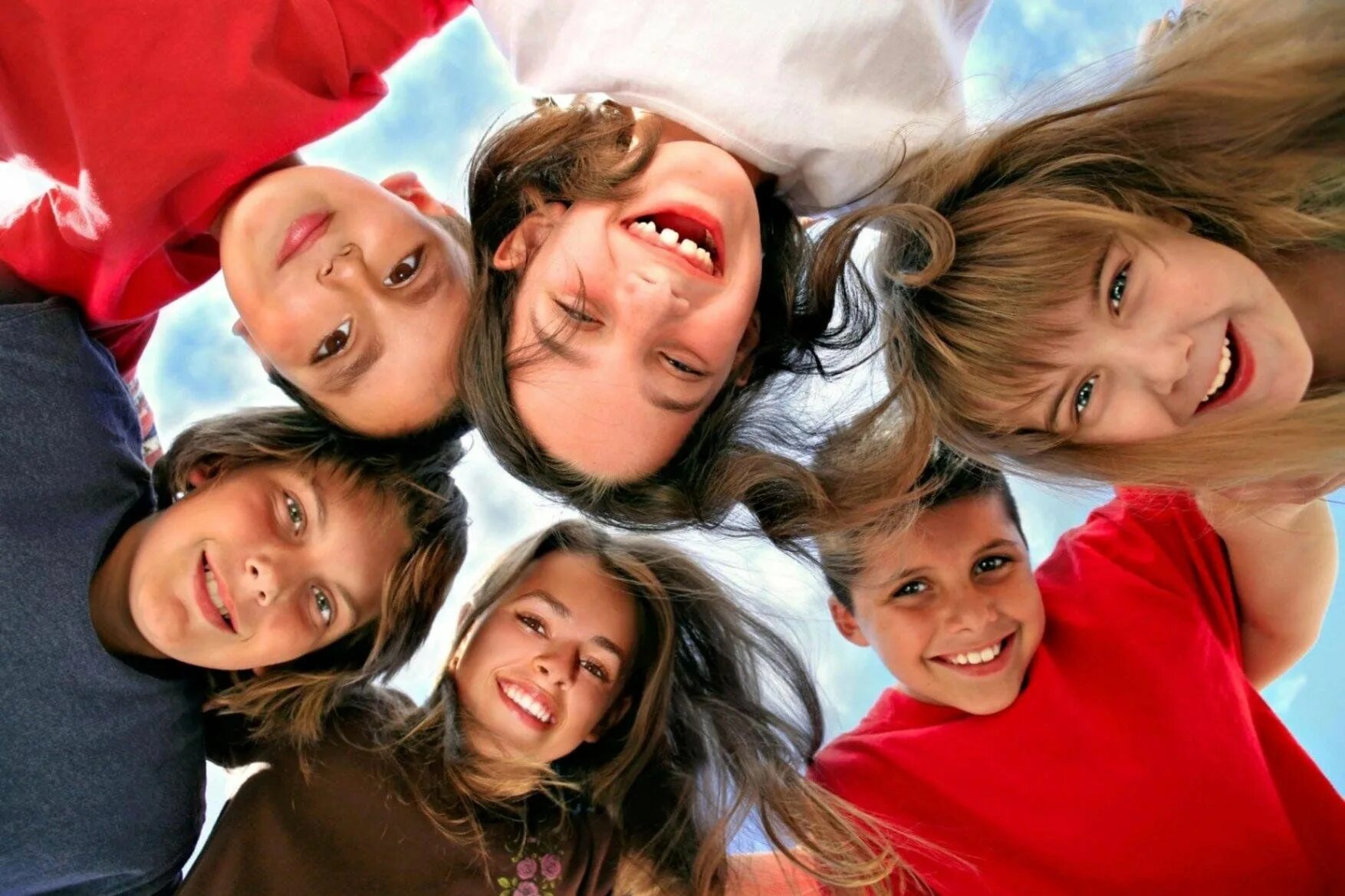 Эмоциональное настроение. Яркие эмоции. Улыбающееся лицо. Дружные дети. Мир положительных эмоций.