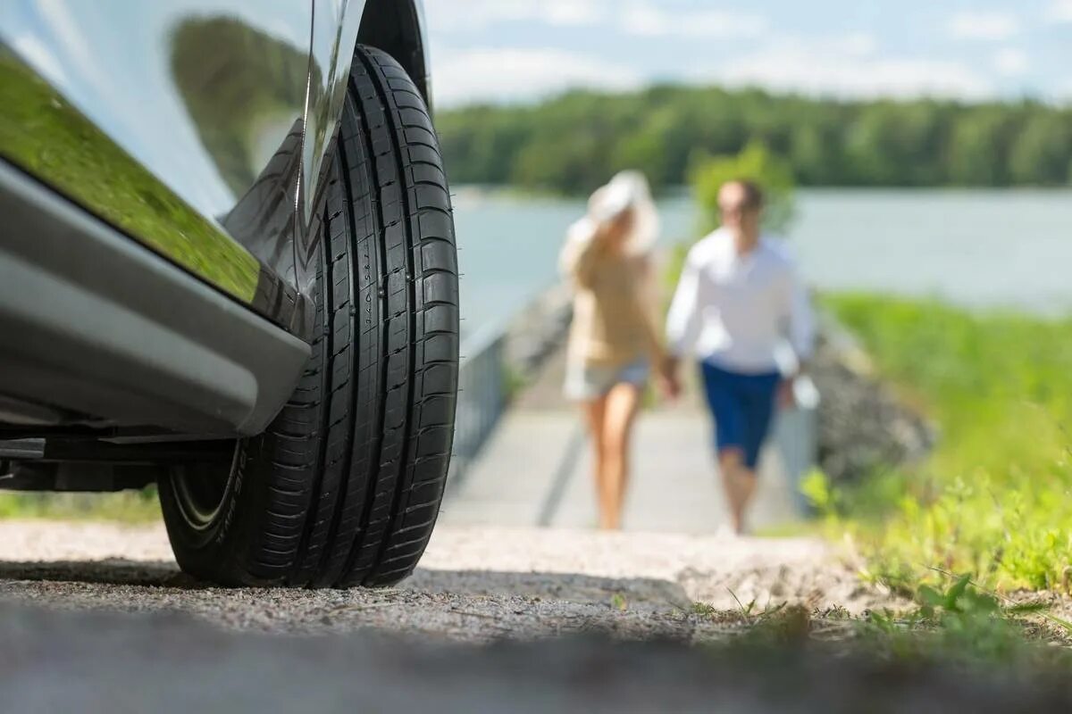 Резина на автомобиль. Nokian Tyres. Нокиан Турес летняя. Nokian line SUV. Nokian Tyres на машине.