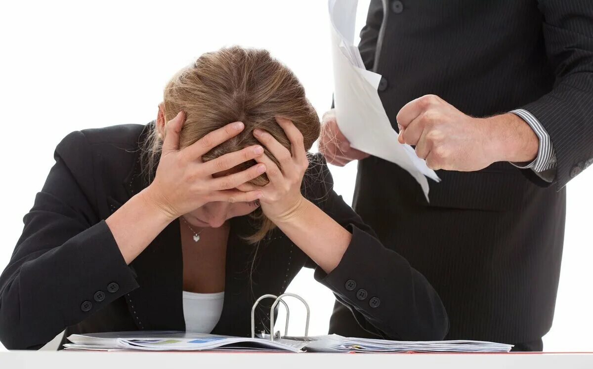 Принуждение в конфликте. Моббинг на работе. Незаконное увольнение. Человек на работе. Конфликт на работе арт.