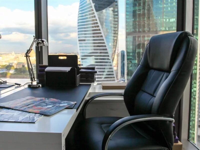кабинет с панорамными окнами с видом на город. офис в москва сити 608м2. город столиц москва сити офис. коворкинг офисы москва. офис в москоу сити.