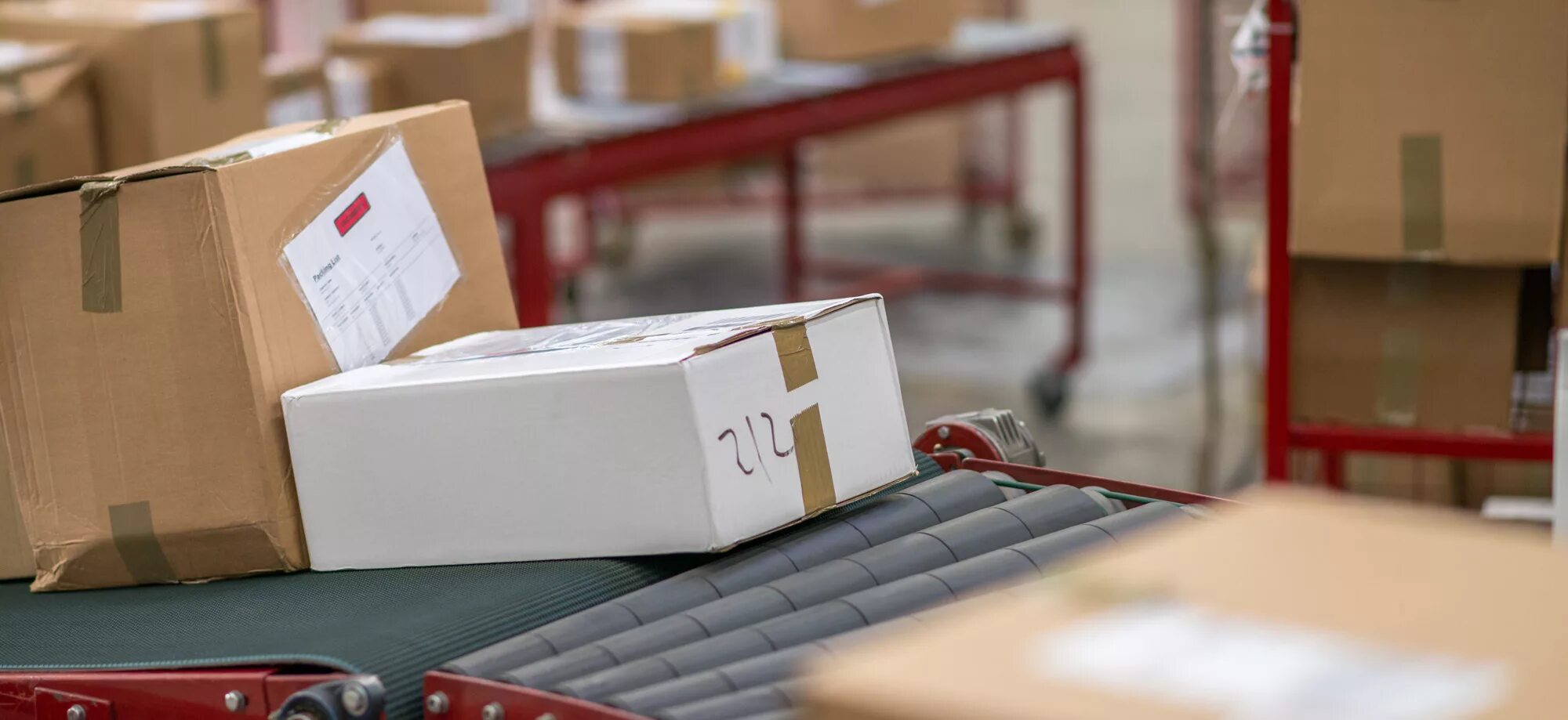 Картонная коробка с ручкой. Us parcel. Международная доставка посылок. Конвейер с коробками. Посылка в крафтовой бумаге.