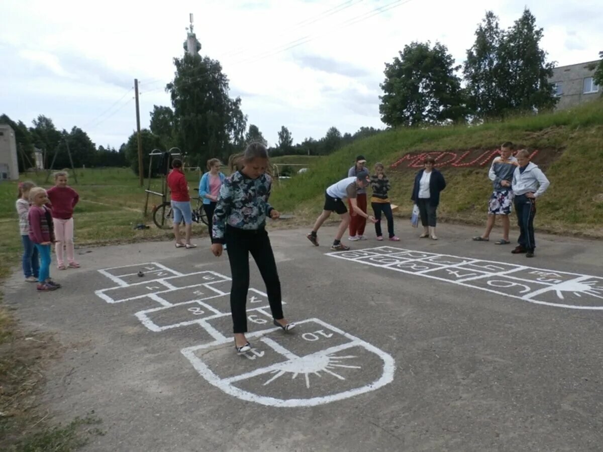 Игры детей ссср на улице. Игра в классики. Фото классиков игра. Фото классиков игра. Классики на асфальте в детском саду.