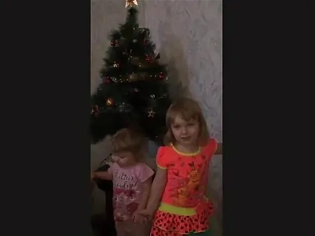Красный костюм на новый год фотосет. Елочки даши включи. Новогодняя елка из 90-х. Как сделать так елку у даши дома. Елку дашу.