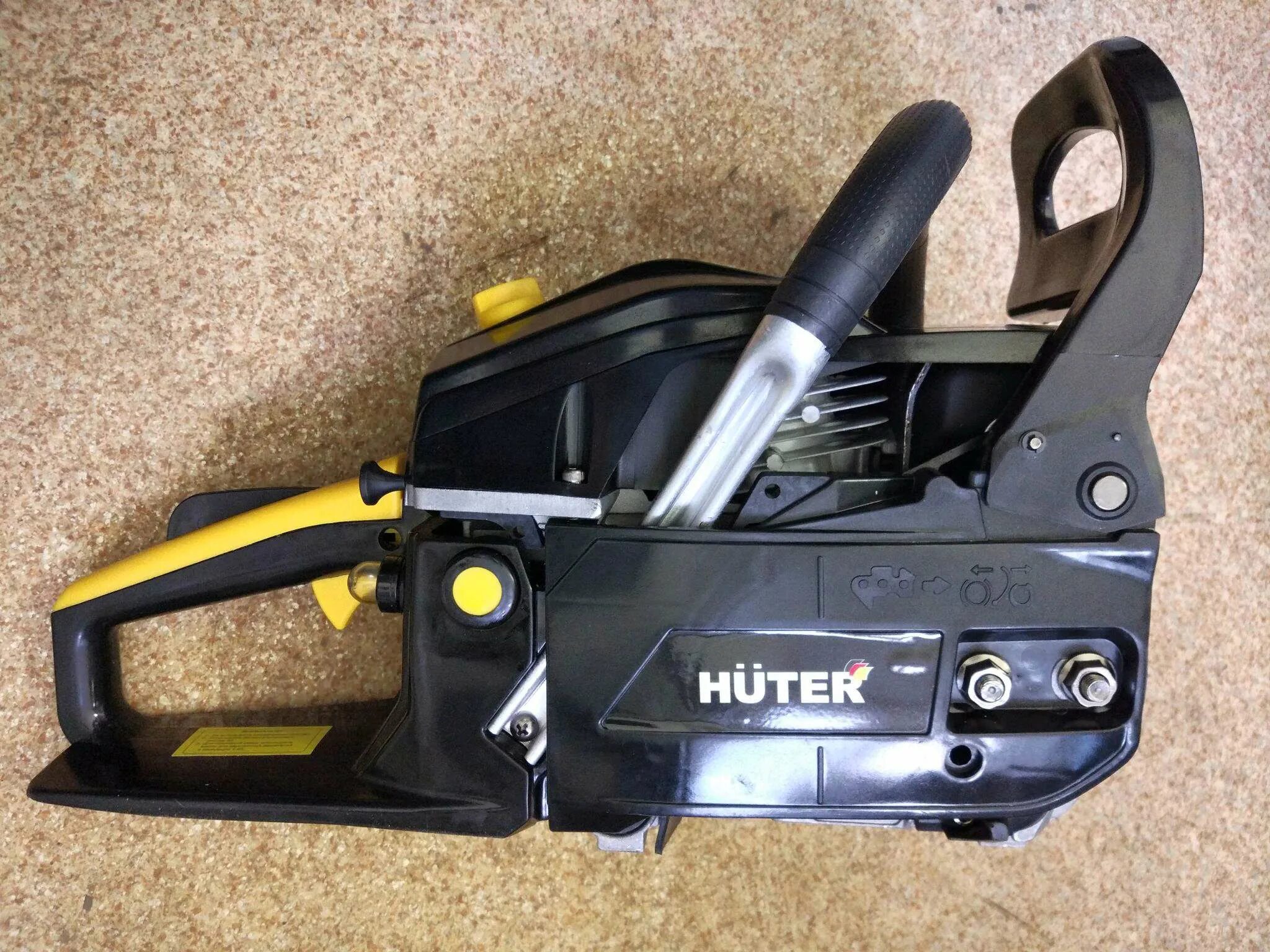 Крышка тормоза бензопилы huter bs 52. Huter bs-62 тормоз цепи. Тормоз бензопилы huter. Рукоятка тормоза бензопилы huter bs-52. Крышка тормоза цепи для бензопилы huter bs-62.