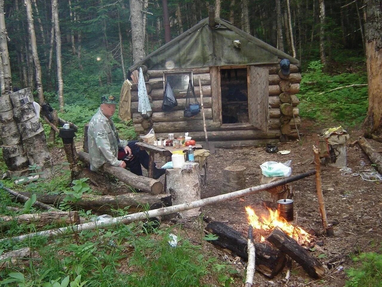 Охотничьи заимки в сибирской тайге. Охотничьи зимовья и избушки в тайге. Заимка охотника в тайге. Сибирь Тайга отшельники.