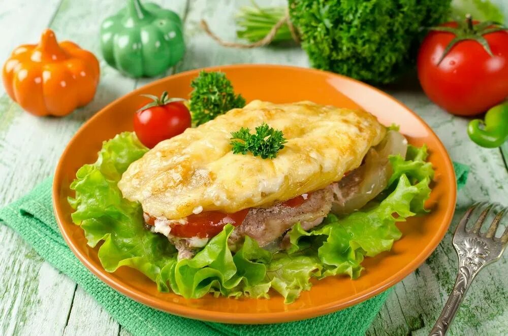 Куриные отбивные с картошкой в духовке. Котлеты хасан паша. отбивная с помидором и сыром. отбивная из свинины под сыром. отбивные с картошкой.
