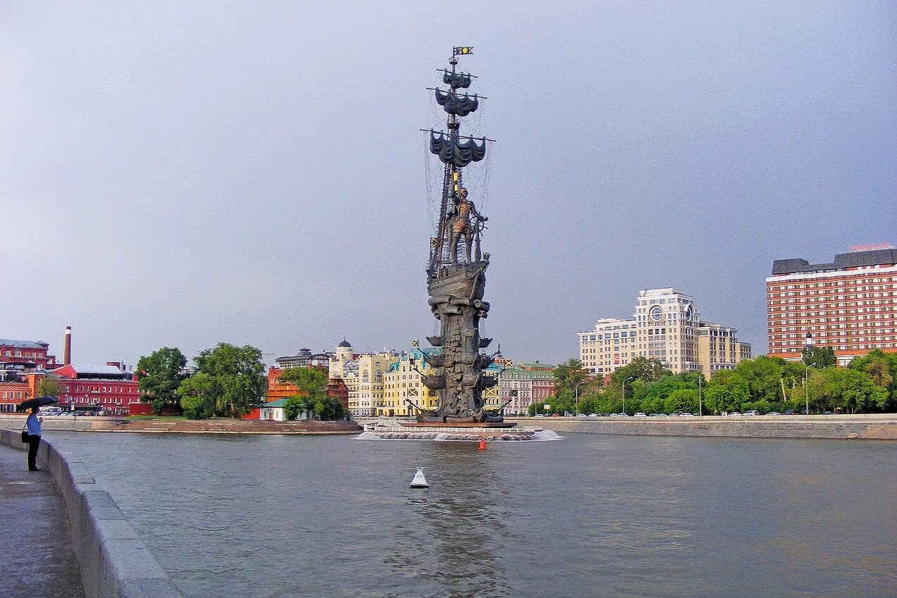 Статуя петра в москве церетели. Памятник петру первому на москва реке. Памятник петру первому в москве на москве реке. Церетели памятник петру i в москве. Памятник петру 1 в москве.