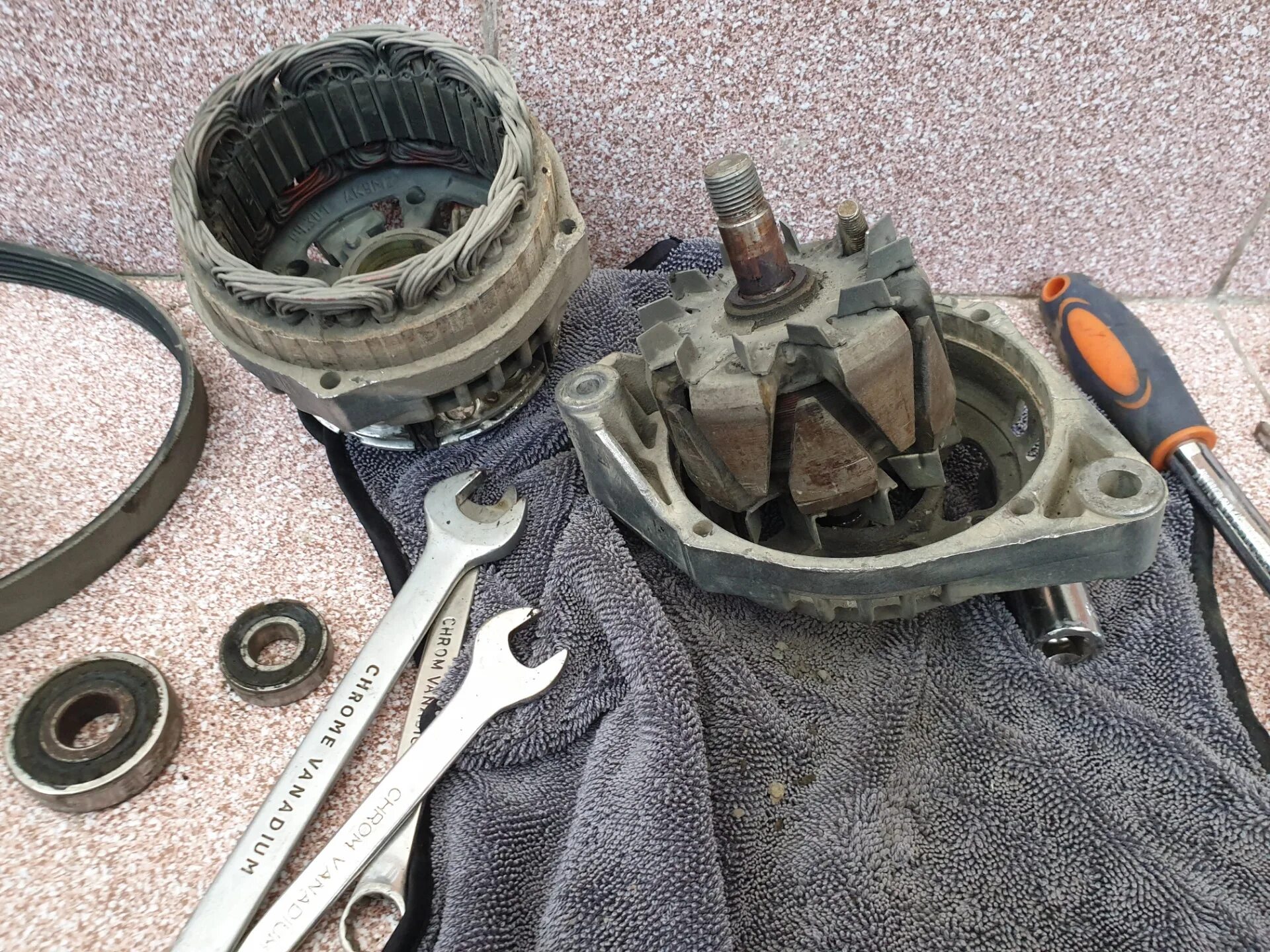 Как поменять подшипник на генераторе. Ваз 2109 карбюратор смазка подшипников генератора. Ваз 2108 генератор подшипники drive2. Меняем подшипники генератора ваз 2110. Как поменять подшипник на генераторе.