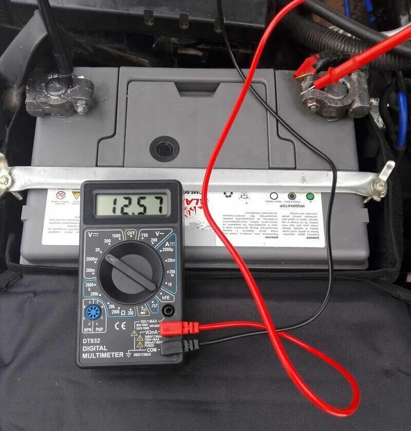 Замерить напряжение аккумулятора мультиметром. Мультиметр замер напряжения 12 вольт. Напряжения 12 вольт мультиметром. Измерение ампер мультиметром аккумулятора автомобиля.