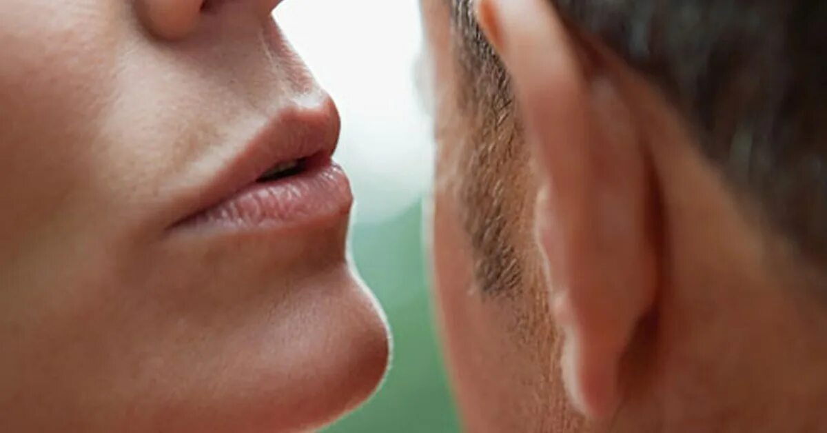 Шепчет на ухо. Мужчина шепчет на ухо. Мужчина и женщина шепчутся. Шепчет на ухо Эстетика.