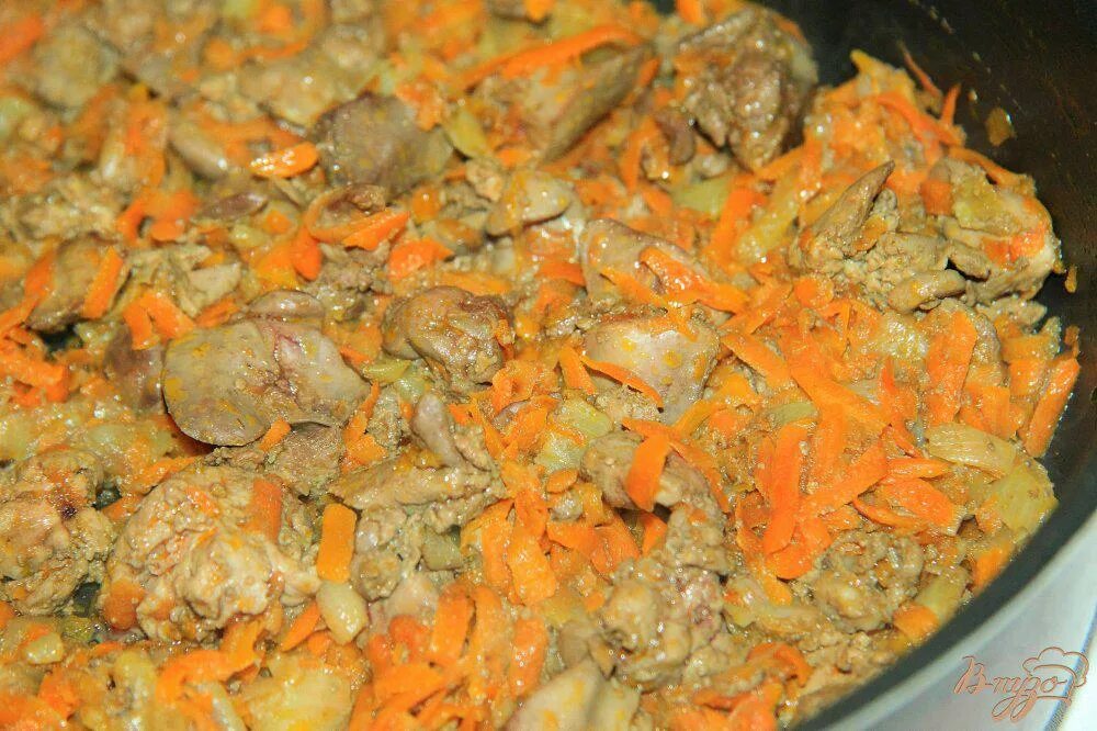 Готовим печень с луком и морковью. Печень с луком и морковью. куриная печень с луком и морковью на сковороде. печенка тушеная с луком и морковью. печень жареная с луком и морковью.