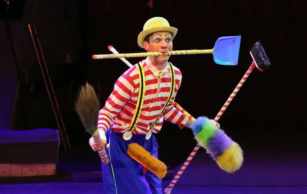 Известные циркачи. Коверный в цирке. Коверный в цирке. Клоуны цирк запашные. Цирк филатовых клоуны.