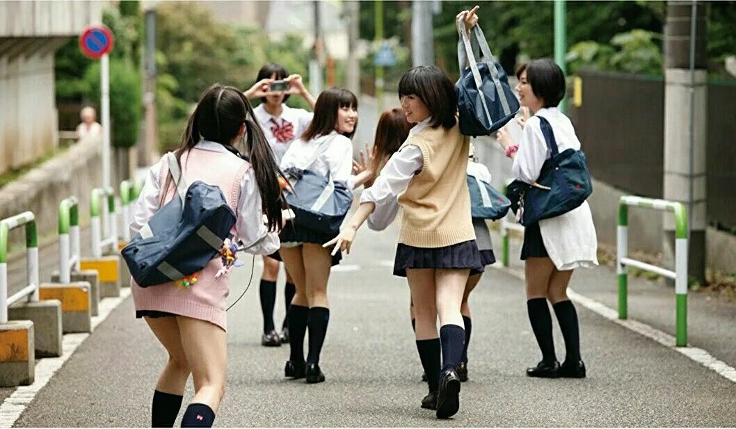 Schoolgirl bus. Японские кроссдрессеры косплей. Japanese School woman. JK群. Japan School uniform girl Art.