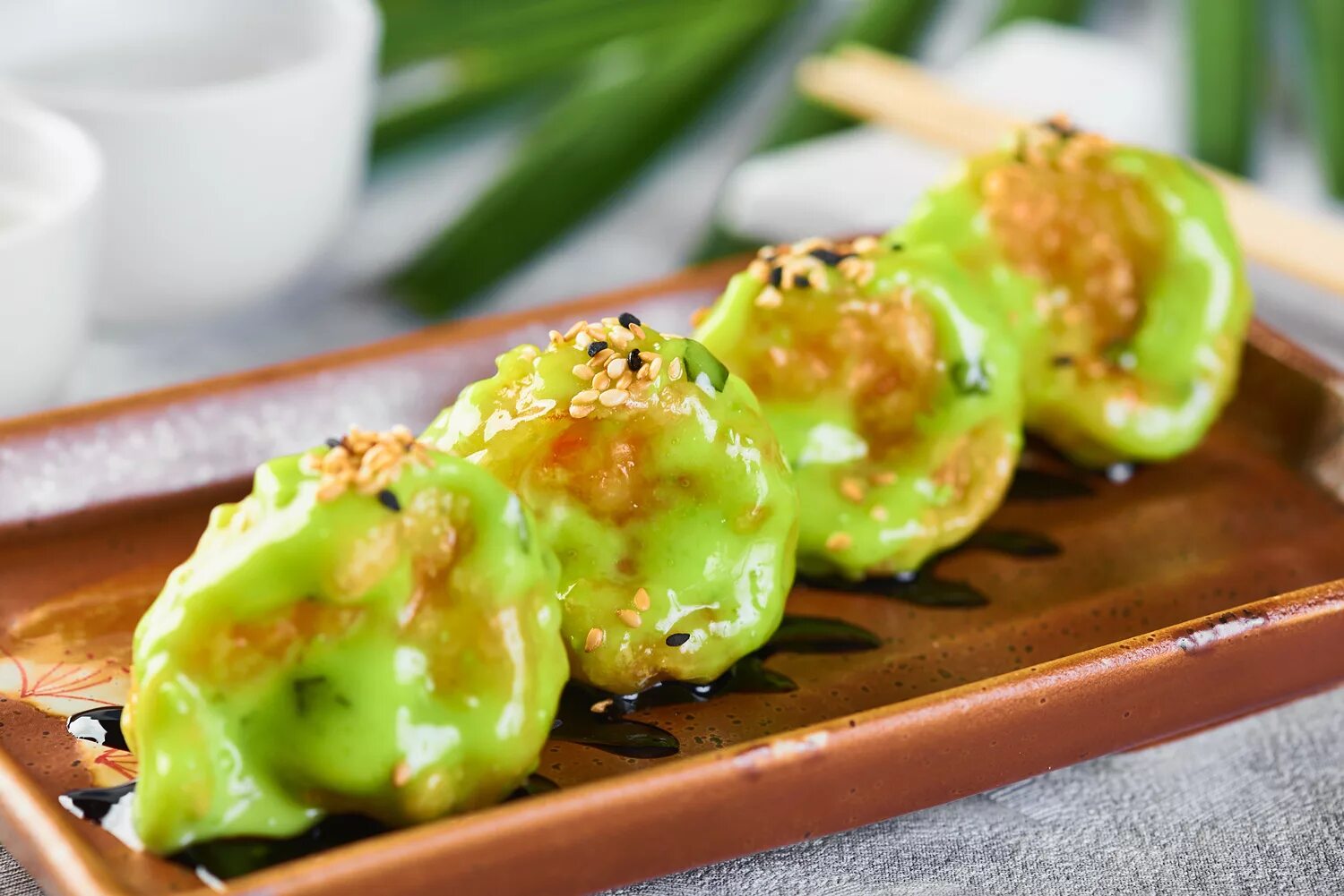 хрустящие креветки с соусом васаби на овощной подушке. креветки васаби со сгущенкой. креветки васаби со сгущенкой. креветки с горчицей васаби. креветки васаби со сгущенкой.