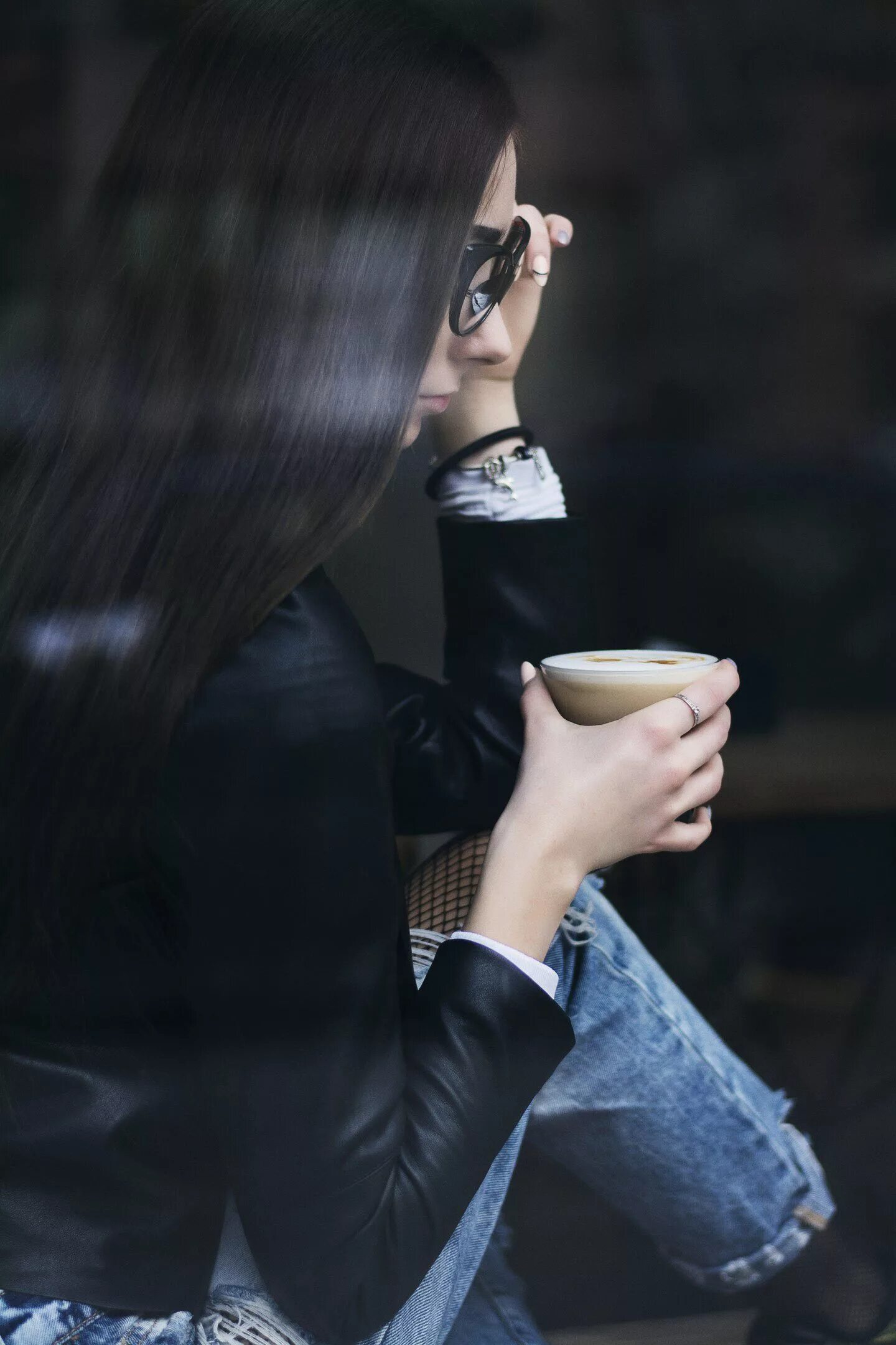 Утро брюнетки. Девушка с кофе. Брюнетка с кофе. Девушка пьет кофе. Девушка в кафе.