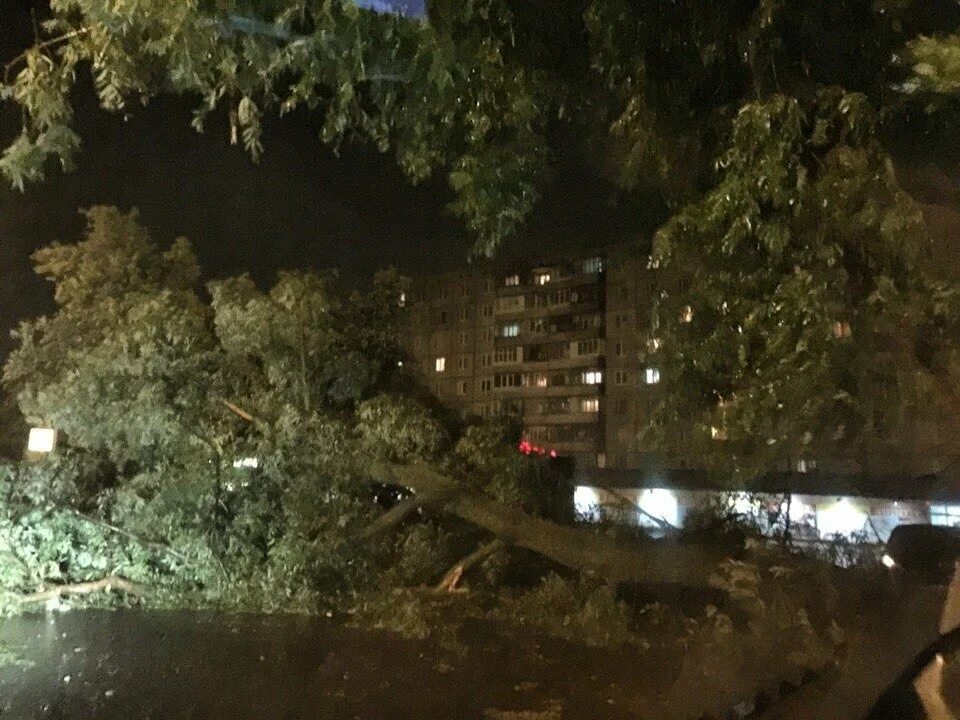 Ураган в Орловской области. Гроза в Орле. Гроза в Орловской области. Смерч в Орле.